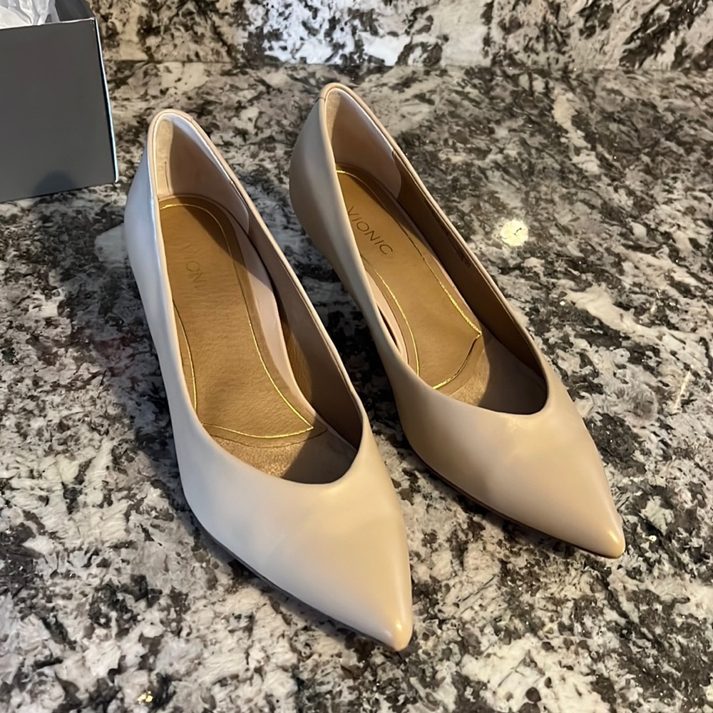 Vionic Women's 8.5 Kit Josie in Sand Leather with Low Heel